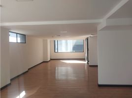 220 SqM Office for rent in Basilica of the National Vow, Quito, Quito, Quito