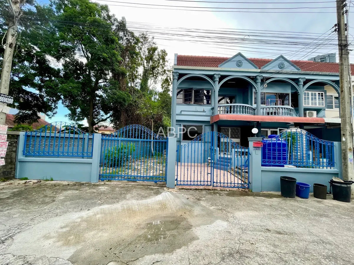 3 Bedroom Townhouse For Rent In Na Kluea, Chon Buri
