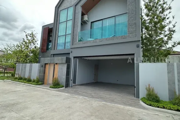 4 Bedrooms House for sale In Madcha Le Villa Na Kluea Pattaya