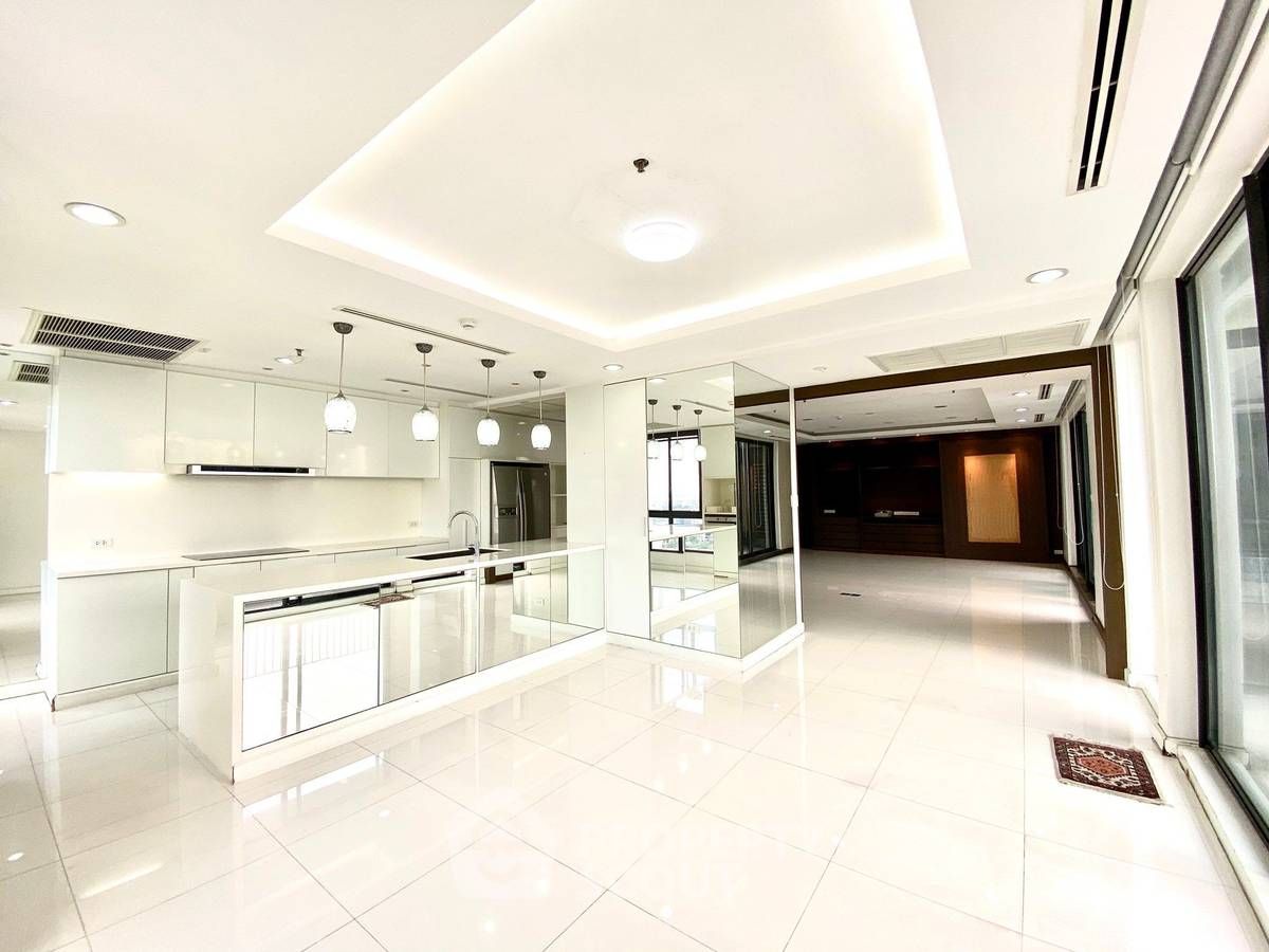 3 Bedrooms Condo for sale In Icon Iii Khlong Tan Nuea Bangkok