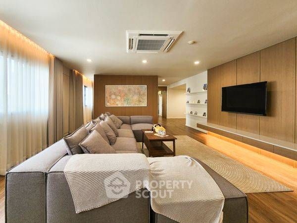 4 Bedrooms Condo for sale In United Tower Khlong Tan Nuea Bangkok