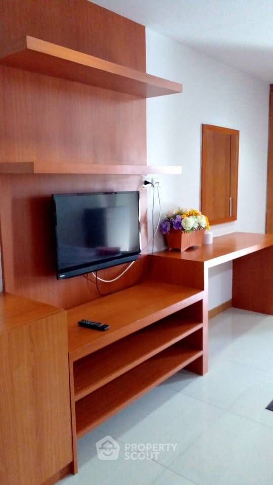 1 Bedroom Townhouse for sale In Saphan Sung Bangkok