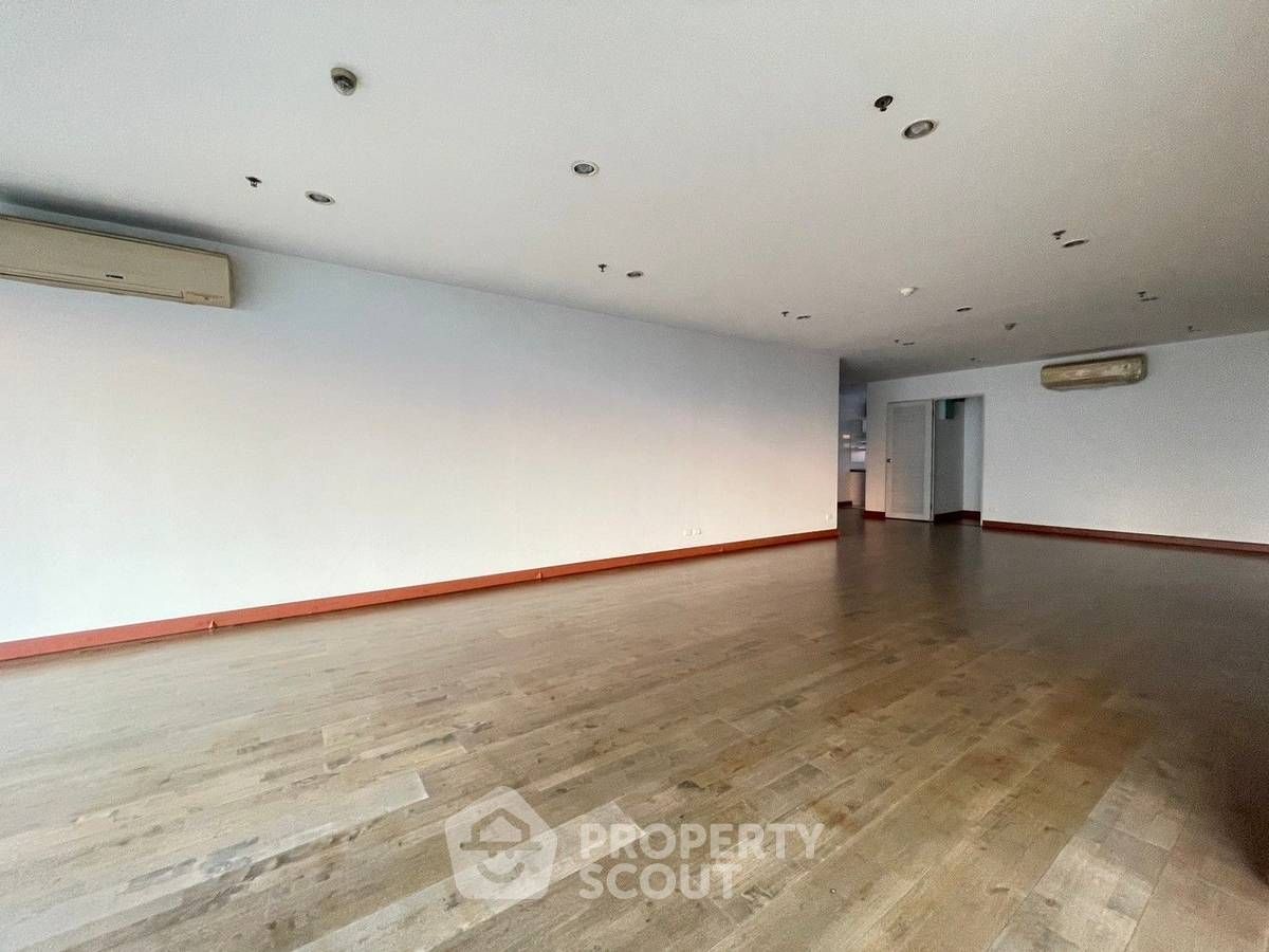 3 Bedrooms Condo for sale In The Master Centrium Asoke Sukhumvit Khlong Toei Nuea Bangkok