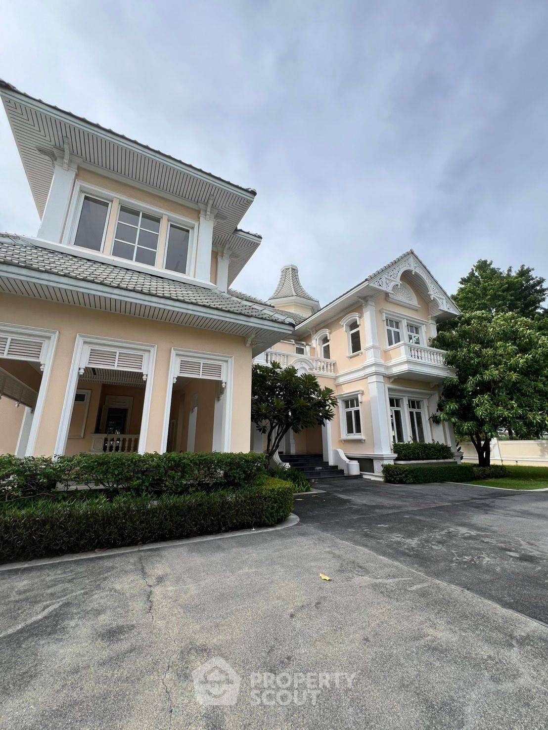 6 Bedrooms House for sale In The Royal Residence Chorakhe Bua Bangkok