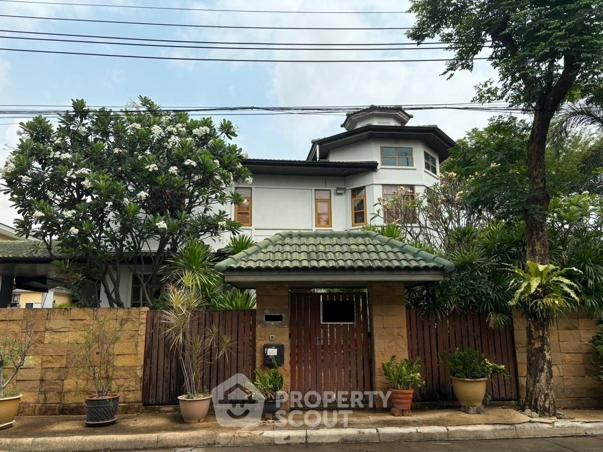 4 Bedrooms House for sale In Khlong Chan Bangkok
