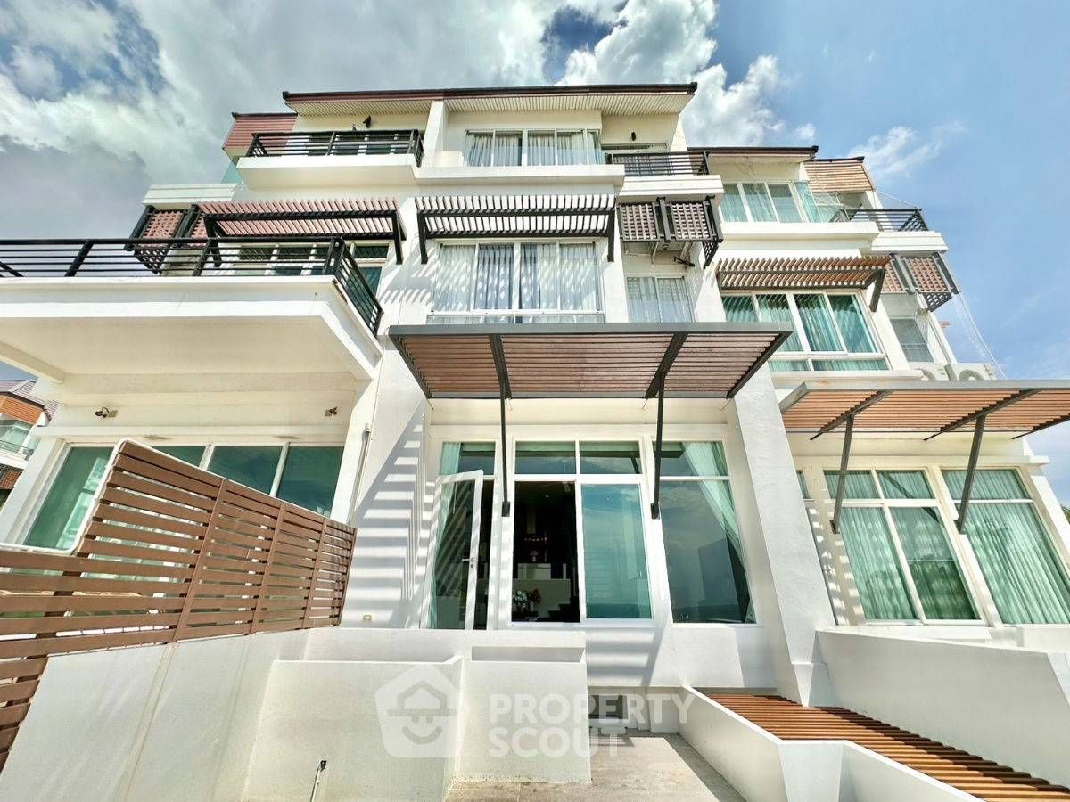 3 Bedrooms Townhouse for sale In Bang Phra Pattaya