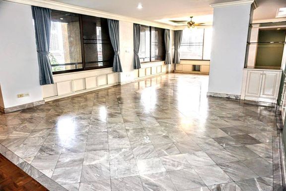 3 Bedrooms Condo for sale In Khlong Toei Nuea Bangkok