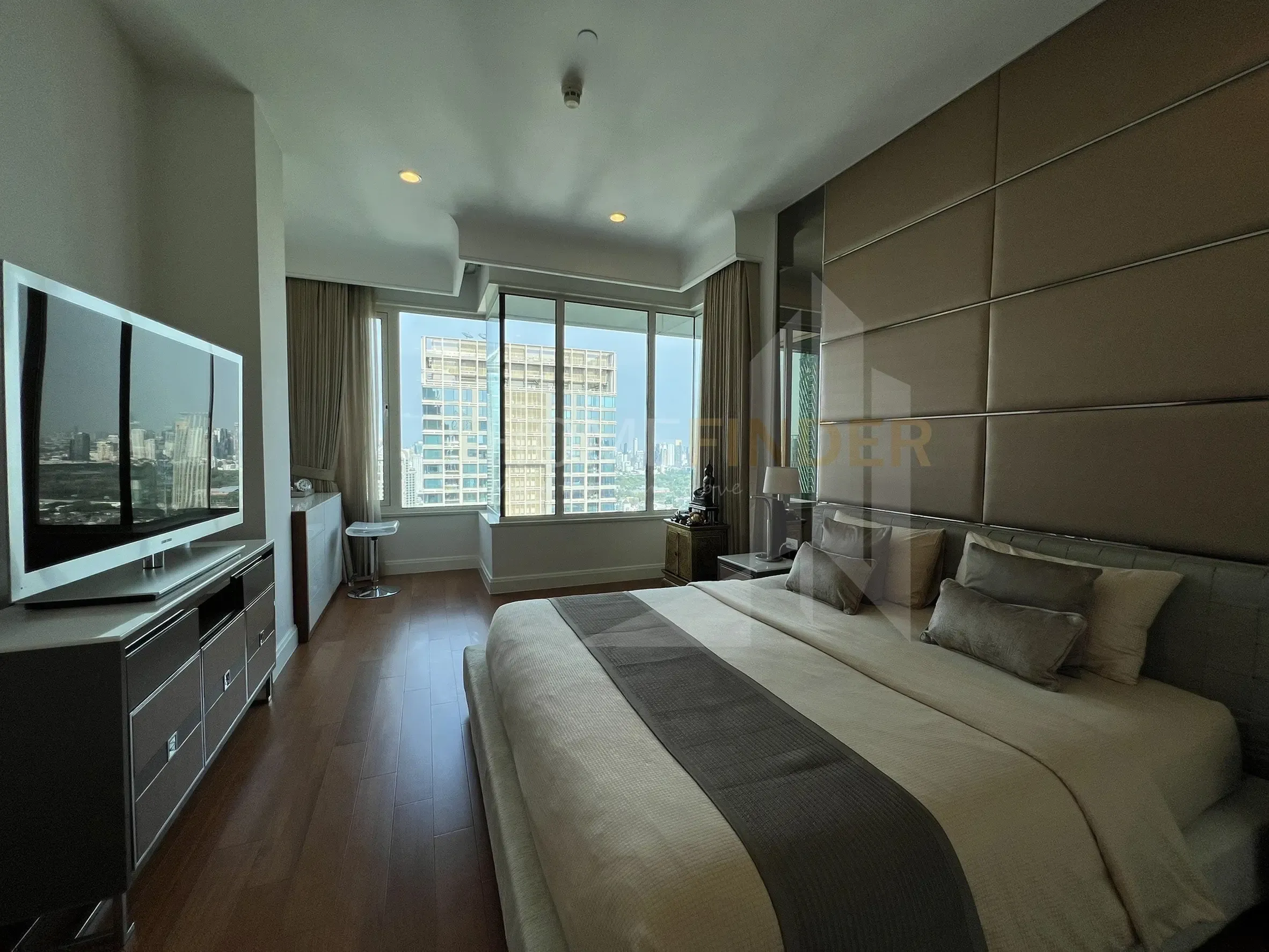 4 Bedrooms Condo for sale In Lumphini Bangkok