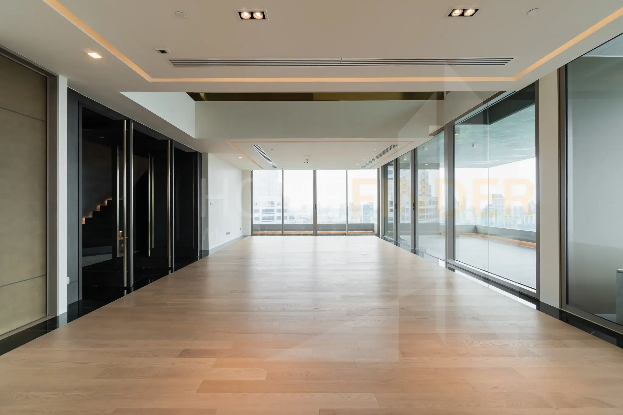 4 Bedrooms Condo for sale In Si Lom Bangkok