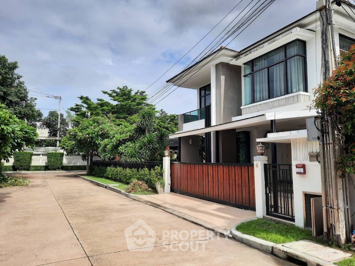 5 Bedrooms Townhouse for sale In Bang Chak Bangkok
