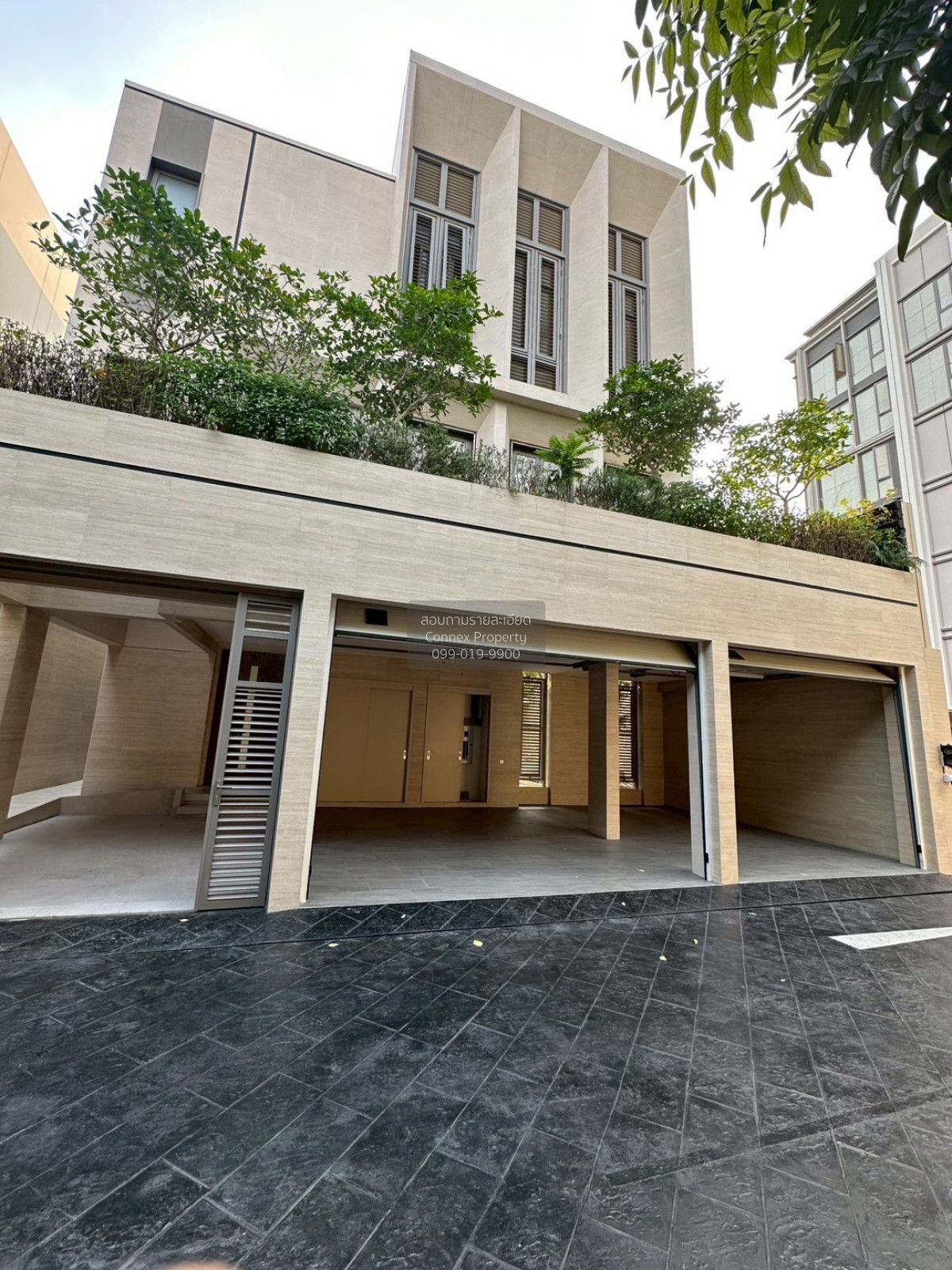 4 Bedrooms House for sale In Adler Chan Road Wat Phraya Krai Bangkok