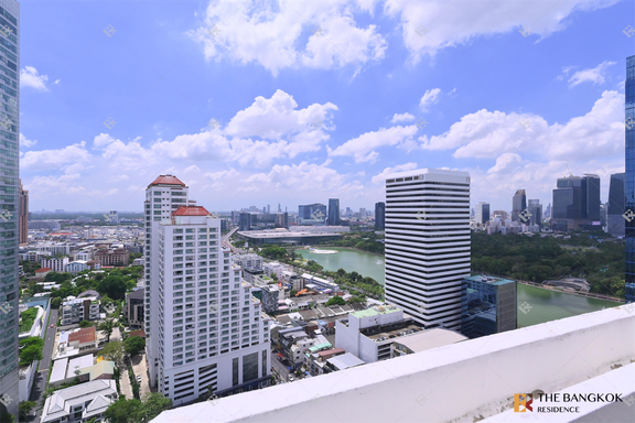 3 Bedrooms Condo for sale In Khlong Toei Bangkok