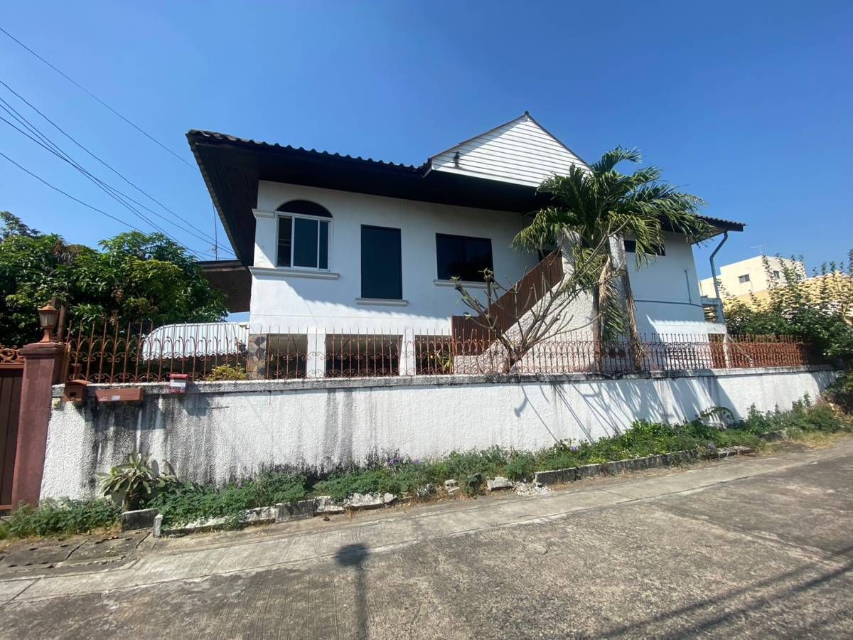 3 Bedrooms House for sale In Sam Sen Nok Bangkok