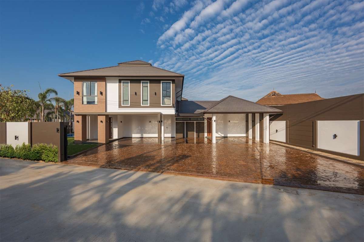 5 Bedrooms House for sale In Pa Daet Chiang Mai