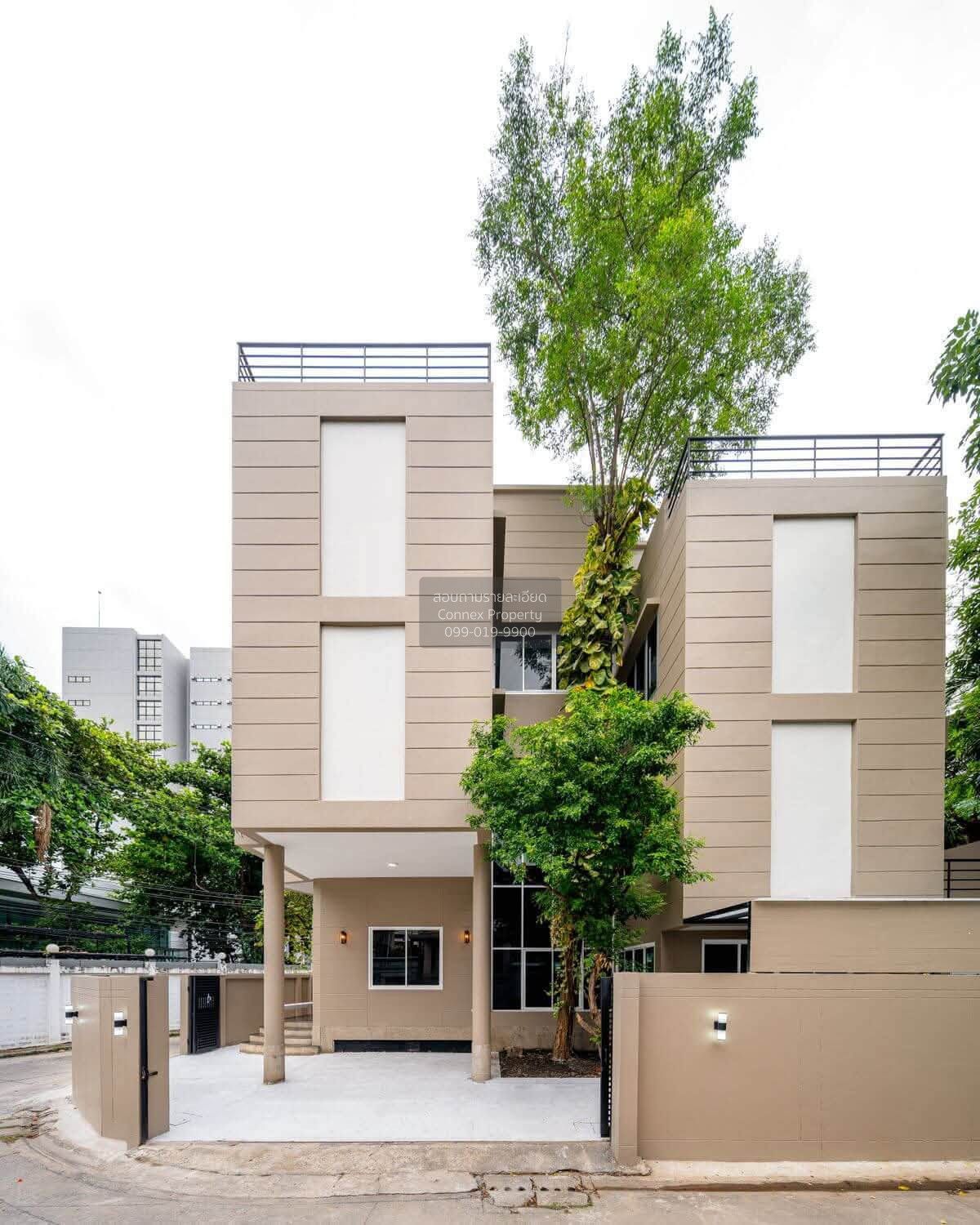5 Bedrooms Townhouse for sale In Wat Tha Phra Bangkok