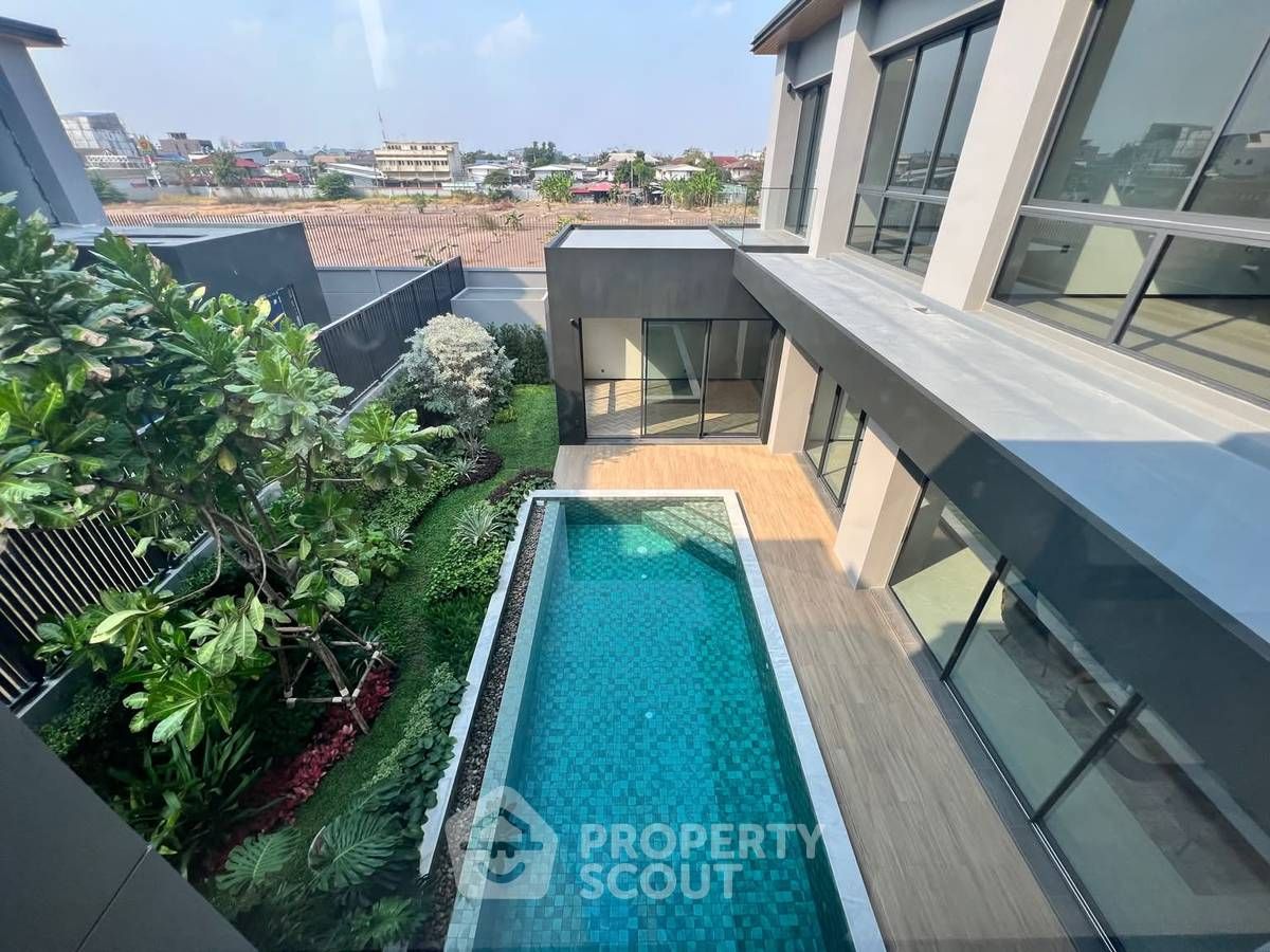5 Bedrooms House for sale In Anusawari Bangkok