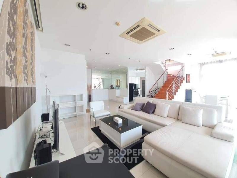 3 Bedrooms Condo for sale In Thanon Phaya Thai Bangkok