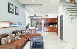 Сдаётся дом, 4 спальни, 300 м², Ngũ Hành Sơn