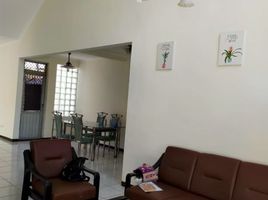 4 Kamar Rumah for rent in East Jawa, Lakarsantri, Surabaya, East Jawa