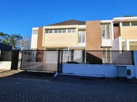 4 Schlafzimmer Villa zu verkaufen in Lakarsantri, East Jawa, Lakarsantri