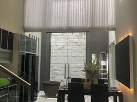 4 침실 주택을(를) Sukolilo, 수 라바야에서 판매합니다., Sukolilo