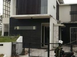 4 Bedroom House for sale in East Jawa, Lakarsantri, Surabaya, East Jawa