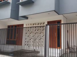 6 Bedroom Villa for sale in Jambangan, Surabaya, Jambangan