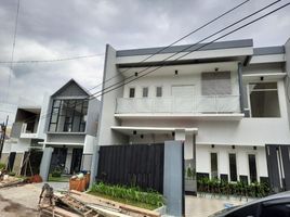 4 Bedroom House for sale in Gayungan, Surabaya, Gayungan