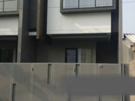 4 Bedroom House for sale in Dukuhpakis, Surabaya, Dukuhpakis