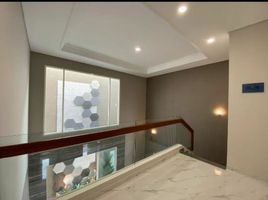 5 Bedroom Villa for sale in Lakarsantri, East Jawa, Lakarsantri, Surabaya, East Jawa, Indonesia