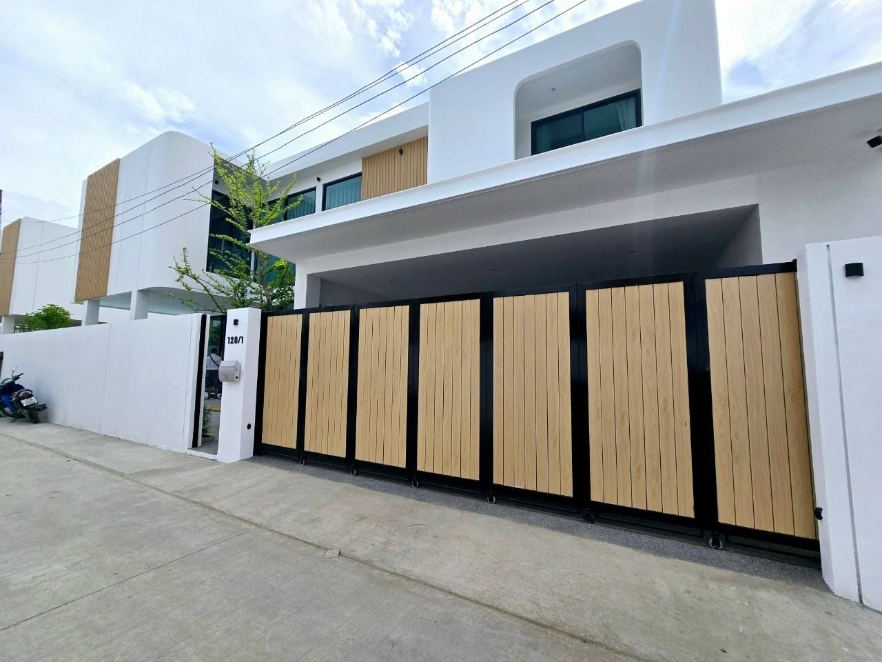 4 Bedroom Villa For Rent At 999 Ban Wang Tan Modern Pool And Luxury Pool Villas