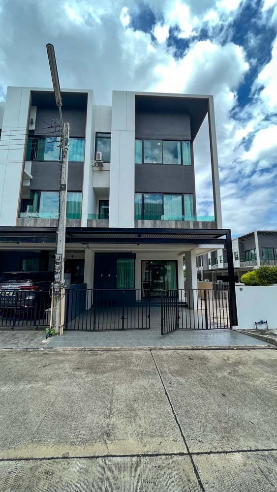 3 Bedroom Townhouse For Rent In Ban Waen, Chiang Mai