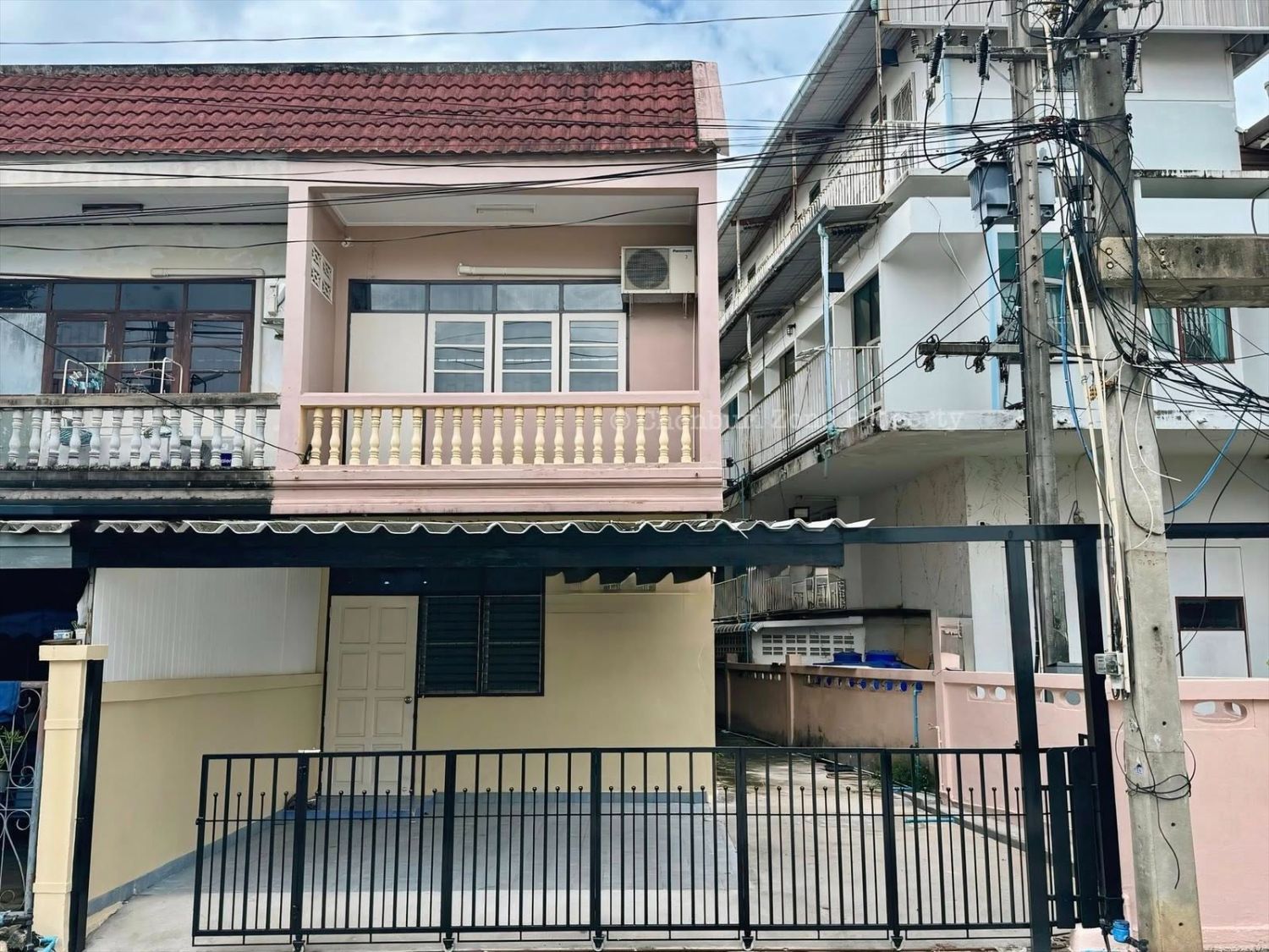 3 Bedroom Townhouse For Rent In Surasak, Chon Buri