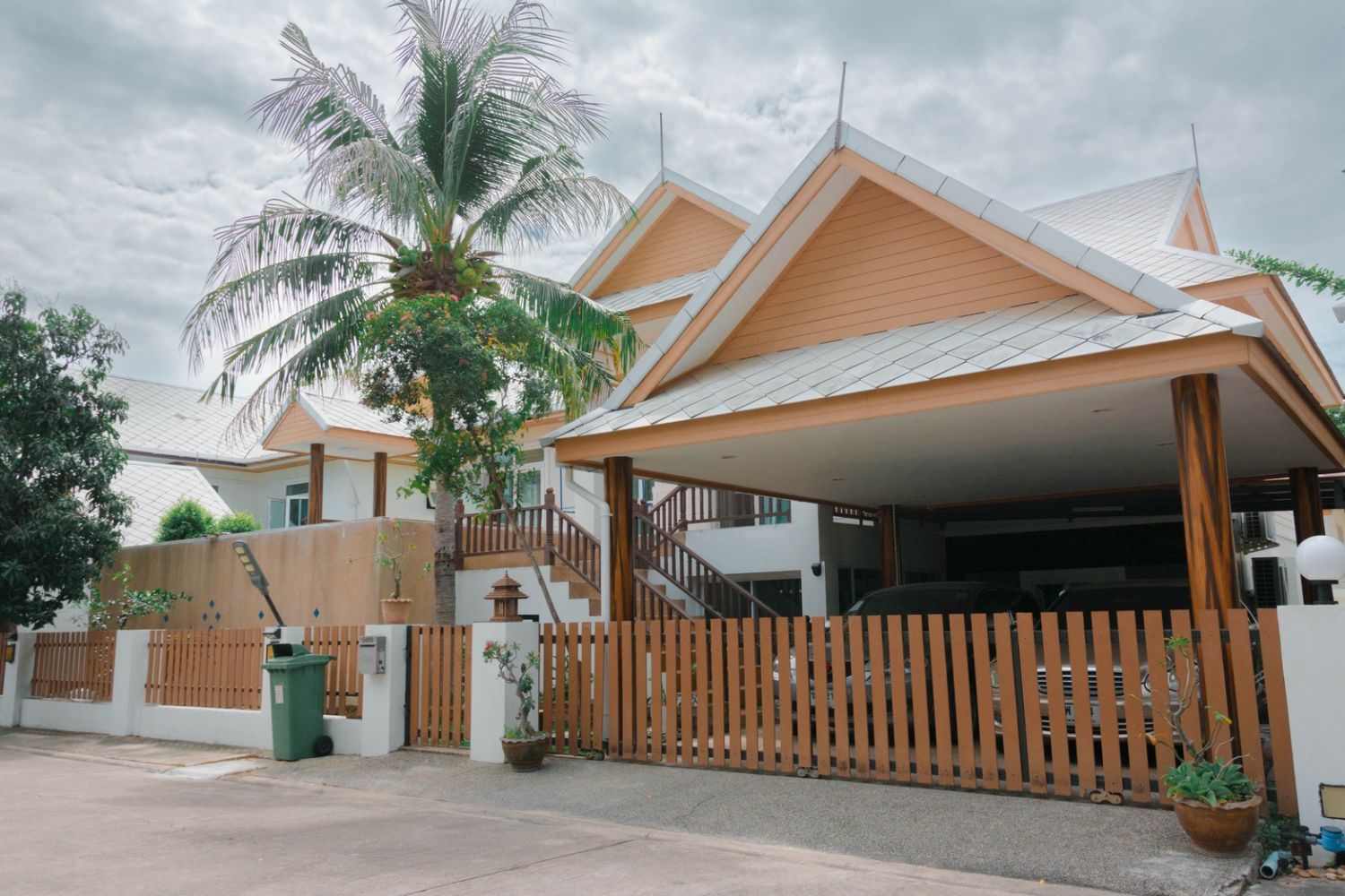 6 Bedroom Villa For Rent At Amorn Village Place Condo