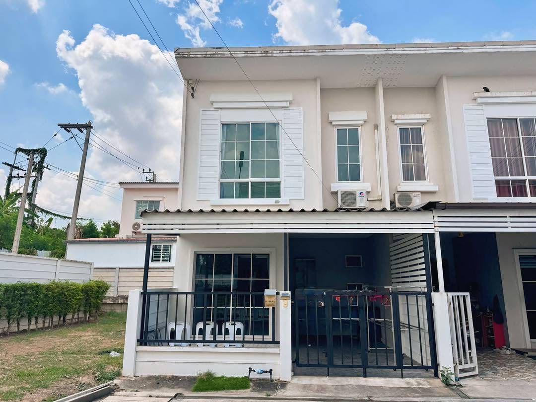 3 Bedroom Townhouse For Rent In Surasak, Chon Buri