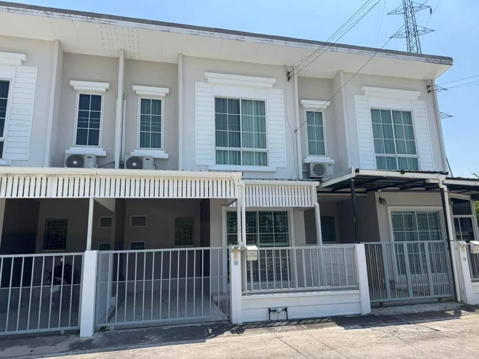 3 Bedroom Townhouse For Rent In Surasak, Chon Buri