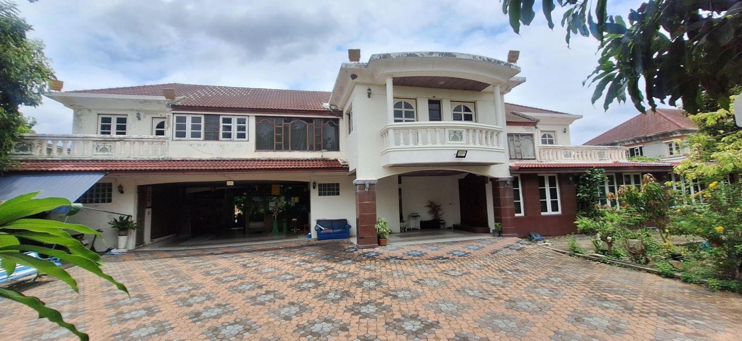 7 Bedrooms House for sale In Bang Phai Bangkok