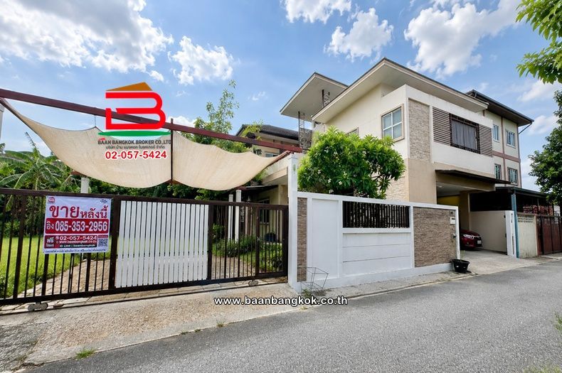 4 Bedrooms House for sale In Lat Yao Bangkok