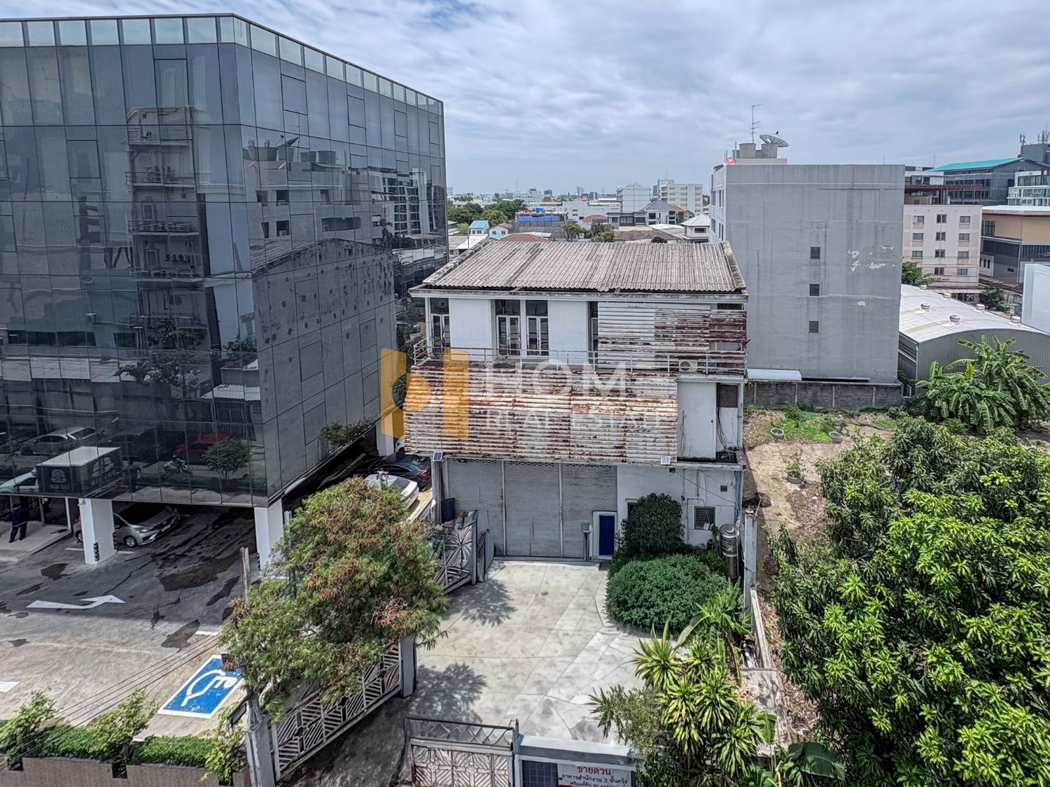 Warehouse for sale In Sam Sen Nok Bangkok