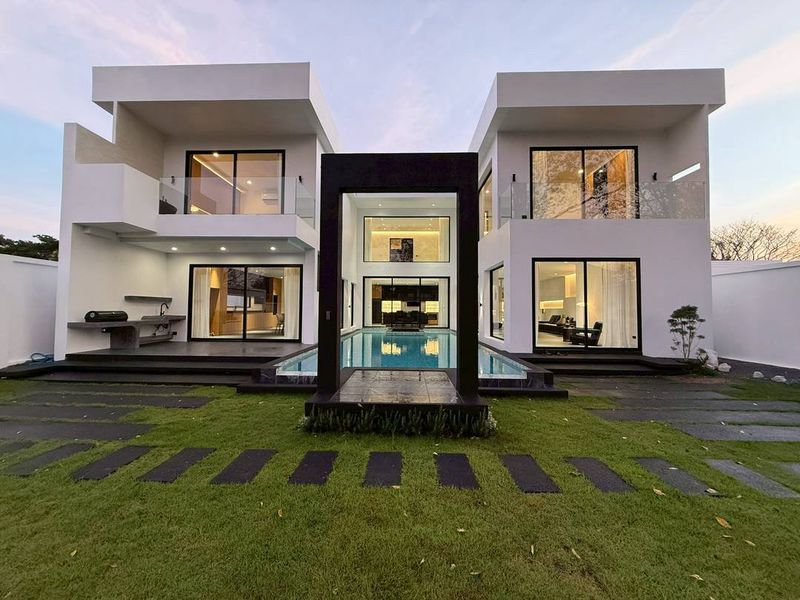 5 Bedrooms Villa for sale In Nong Han Chiang Mai