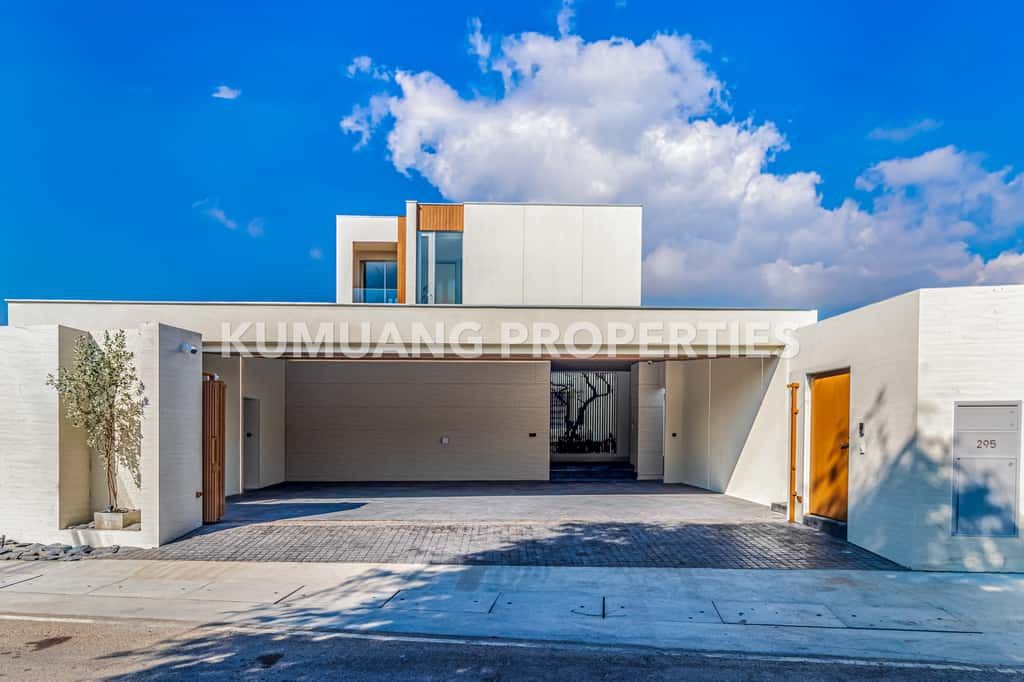 5 Bedrooms House for sale In Suthep Chiang Mai