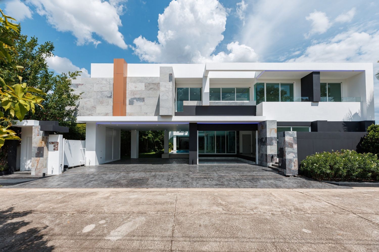 8 Bedrooms House for sale In World Club Land Village Khlong Sam Pathum Thani