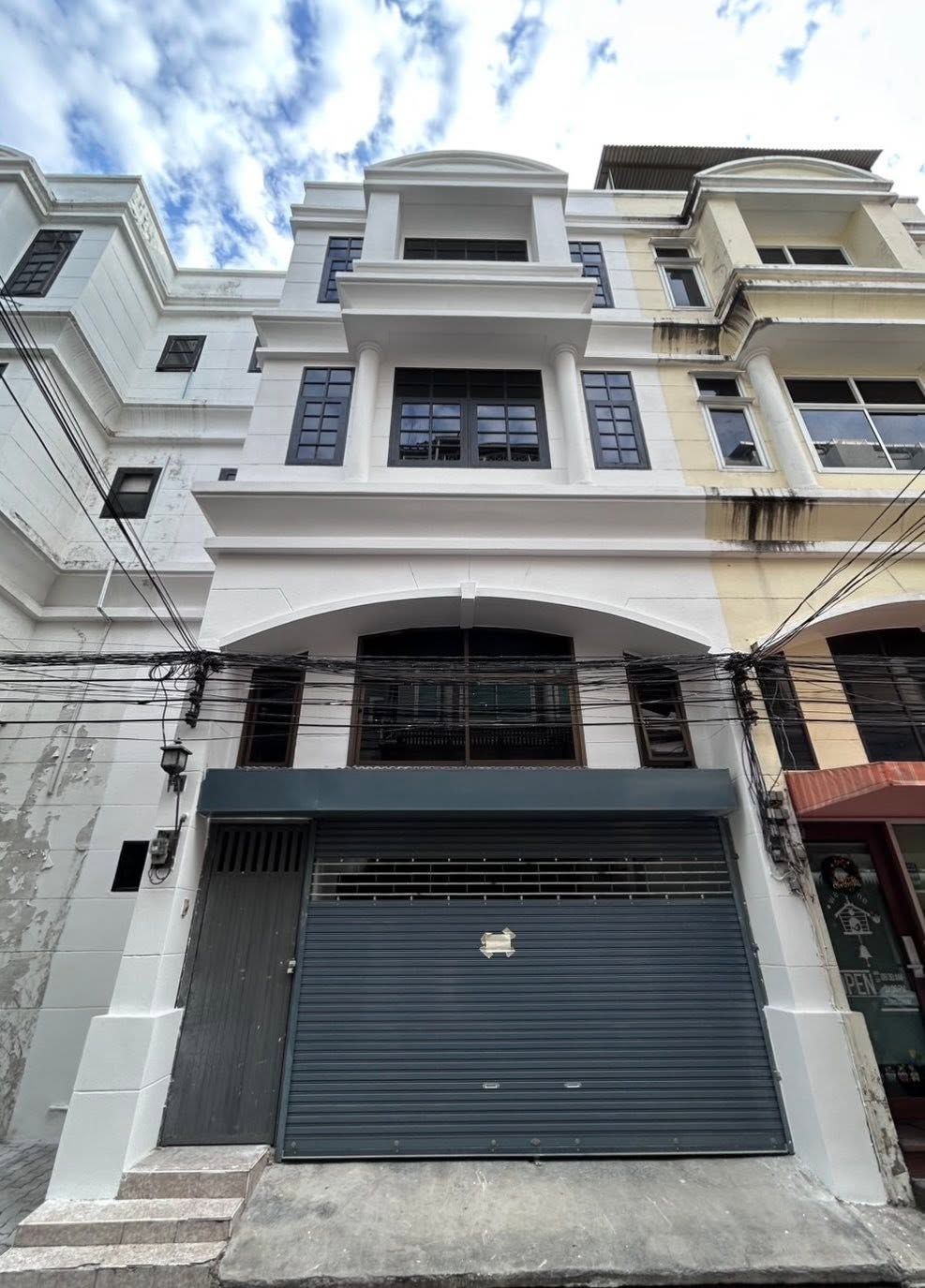 5 Bedrooms Shophouse for rent In Khlong Tan Nuea Bangkok