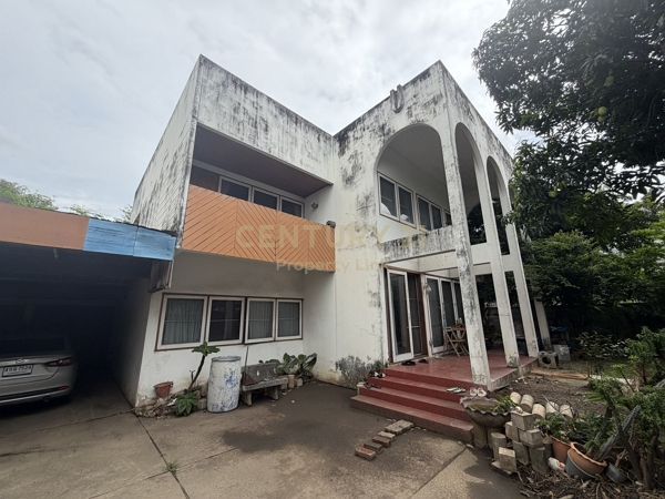 5 Bedrooms House for rent In Chomphon Bangkok
