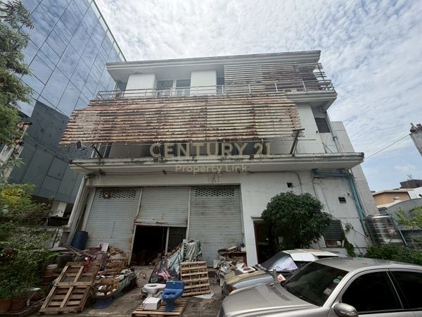 Shophouse for sale In Sam Sen Nok Bangkok