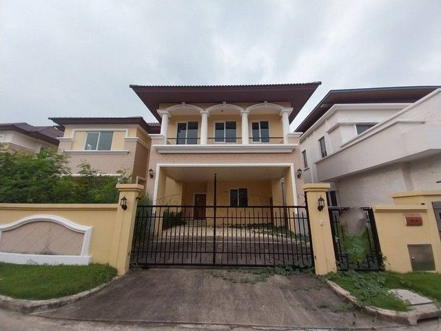 5 Bedrooms House for sale In Chimphli Bangkok