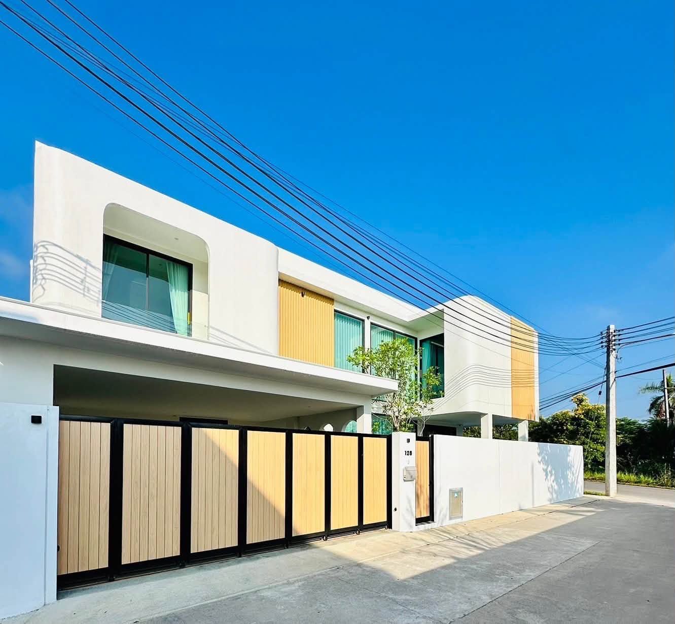 4 Bedroom Villa For Rent In San Phak Wan, Chiang Mai