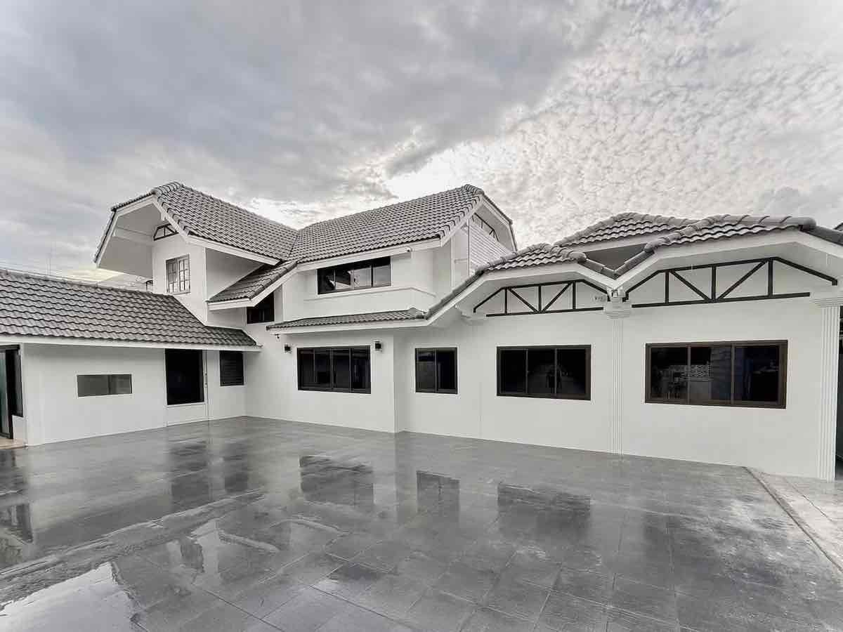 8 Bedrooms House for rent In Bang Kapi Bangkok