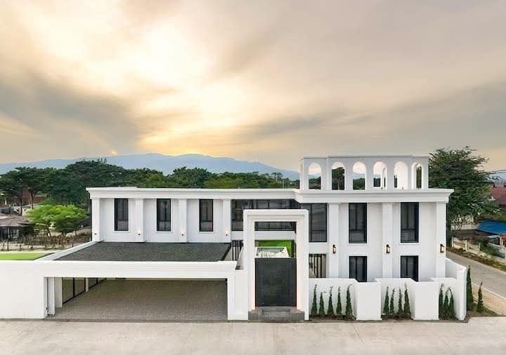 5 Bedrooms Villa for rent In San Phisuea Chiang Mai
