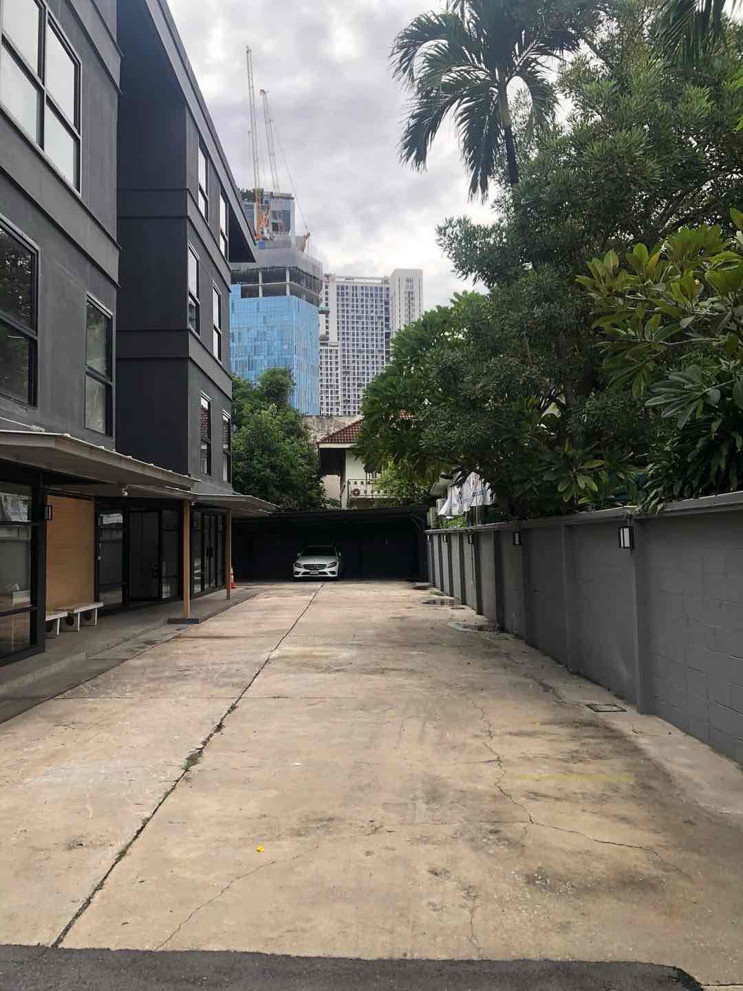 Office for sale In Sam Sen Nai Bangkok